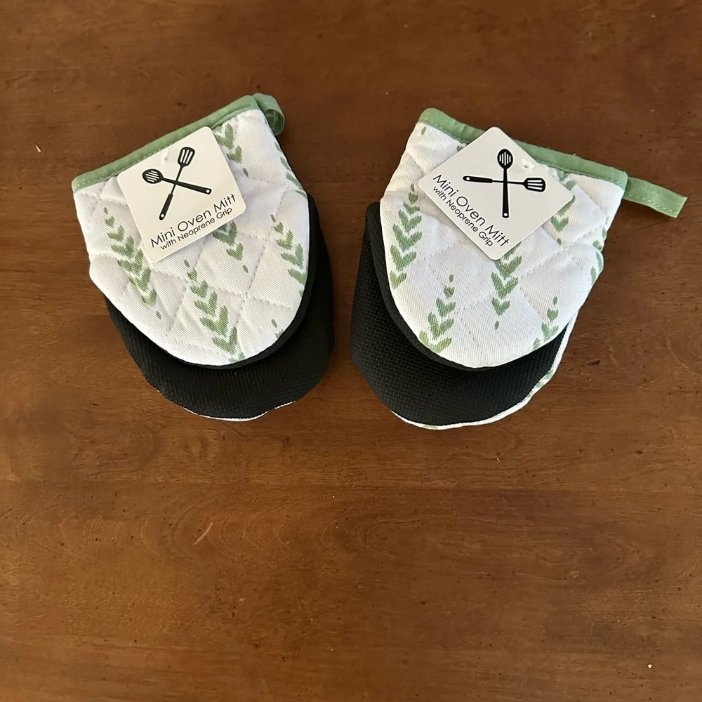 Set of 2 mini oven mitts with neoprene grip